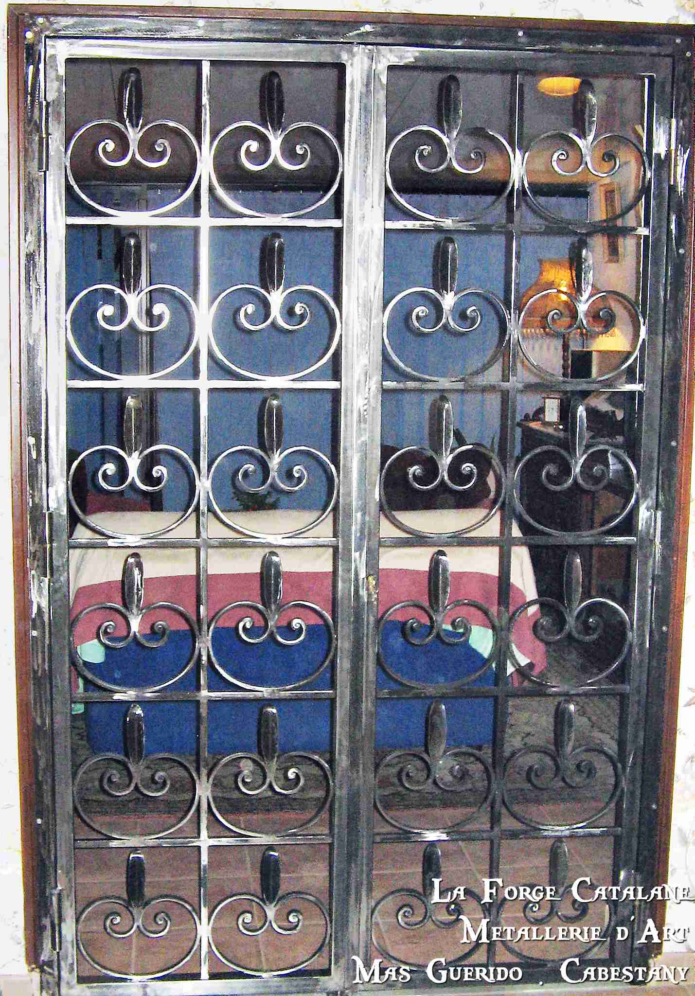 porte remplissage coeurs et flames forge catalane.jpg